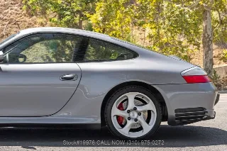 Foto 18 di 24: 2002 Porsche 996 Carrera