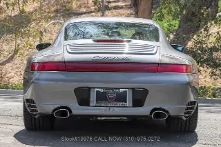 Foto 9 di 24: 2002 Porsche 996 Carrera