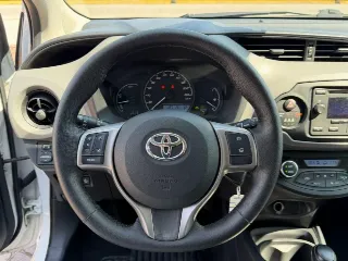 Foto 11 di 25: TOYOTA Yaris