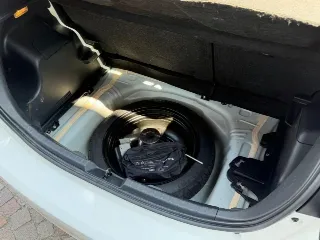 Foto 21 di 25: TOYOTA Yaris