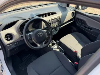 Foto 8 di 25: TOYOTA Yaris