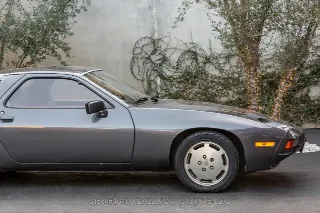 Foto 10 di 24: 1980 Porsche 928