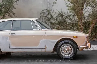 Foto 10 di 24: 1974 Alfa Romeo GTV 2000