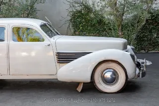 Foto 10 di 24: 1937 Cord 812