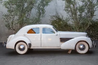 Foto 4 di 24: 1937 Cord 812