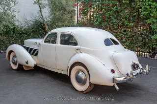 Foto 7 di 24: 1937 Cord 812