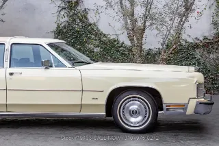 Foto 10 di 24: 1978 Lincoln Continental