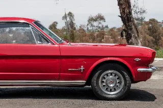 Foto 15 di 24: 1966 Ford Mustang C Code Fastback 2+2