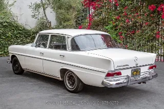 Foto 7 di 24: 1966 Mercedes Benz 200D W110 Fintail