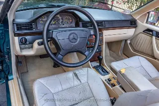 Foto 22 di 24: 1995 Mercedes Benz E320