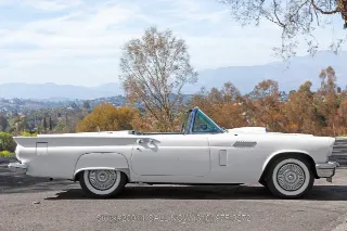 Foto 4 di 24: 1957 Ford Thunderbird
