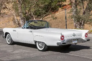 Foto 7 di 24: 1957 Ford Thunderbird