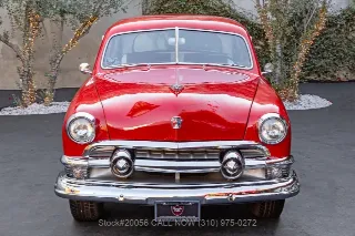 Foto 2 di 24: 1951 Ford Custom Deluxe Tudor Sedan