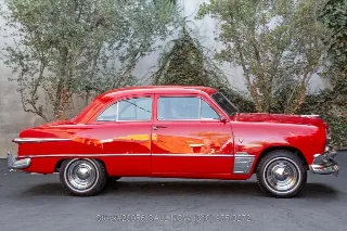 Foto 5 di 24: 1951 Ford Custom Deluxe Tudor Sedan