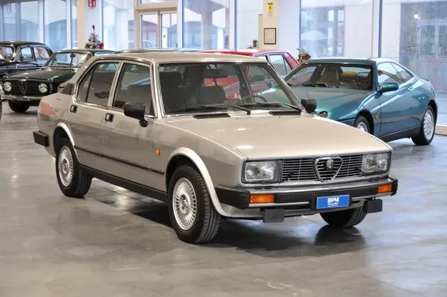 Alfa Romeo Alfetta 2.0 CEM restauro totale UNICA targa MI!