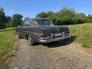 Foto 3 di 8: Mercedes-Benz 220 S | Route 66 Auctions