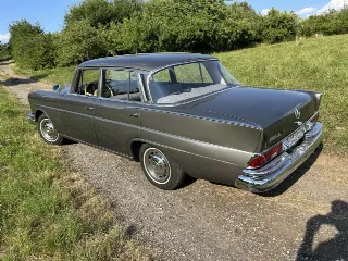 Foto 4 di 8: Mercedes-Benz 220 S | Route 66 Auctions