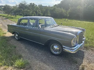 Foto 7 di 8: Mercedes-Benz 220 S | Route 66 Auctions