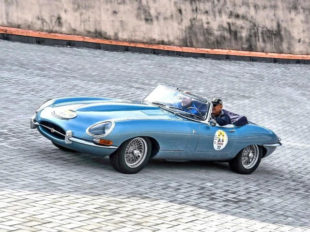 JAGUAR E TYPE 4.2 ROADSTER S1 1965