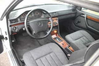 Foto 2 di 8: Mercedes-Benz 220 CE | 1993 | Route 66 Auctions