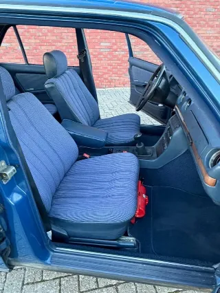 Foto 2 di 8: Mercedes-Benz 230 E | 1984 | Route 66 Auctions