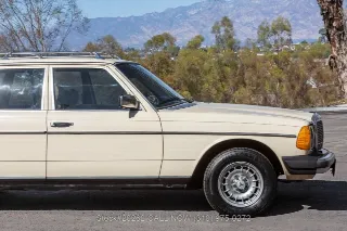 Foto 10 di 24: 1982 Mercedes Benz 300TD