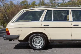 Foto 11 di 24: 1982 Mercedes Benz 300TD