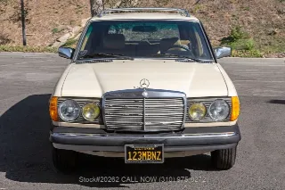 Foto 2 di 24: 1982 Mercedes Benz 300TD
