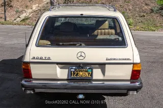 Foto 4 di 24: 1982 Mercedes Benz 300TD