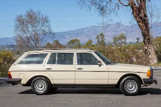 Foto 5 di 24: 1982 Mercedes Benz 300TD