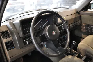 Foto 12 di 21: Alfa Romeo 90 2.5i V6 Quadrif. Oro, Clima, quadro digitale