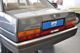 Foto 18 di 21: Alfa Romeo 90 2.5i V6 Quadrif. Oro, Clima, quadro digitale