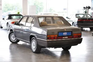 Foto 2 di 21: Alfa Romeo 90 2.5i V6 Quadrif. Oro, Clima, quadro digitale