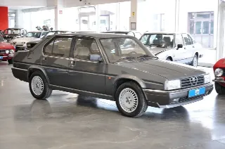Foto 4 di 21: Alfa Romeo 90 2.5i V6 Quadrif. Oro, Clima, quadro digitale
