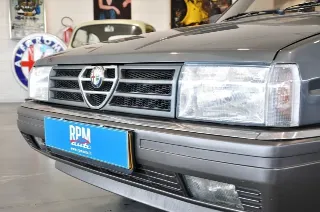 Foto 6 di 21: Alfa Romeo 90 2.5i V6 Quadrif. Oro, Clima, quadro digitale