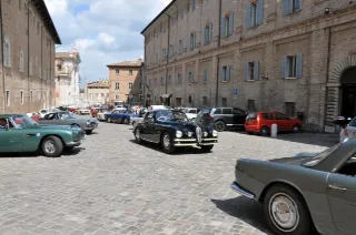 Foto 159 di 397: ASTON MARTIN DB6 1966
