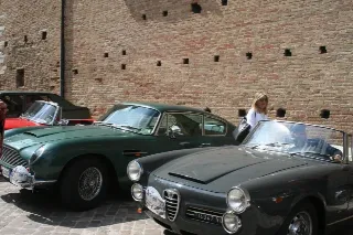 Foto 162 di 397: ASTON MARTIN DB6 1966