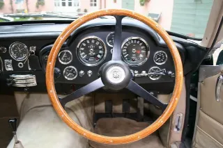 Foto 17 di 397: ASTON MARTIN DB6 1966