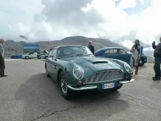 Foto 216 di 397: ASTON MARTIN DB6 1966