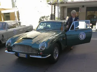 Foto 220 di 397: ASTON MARTIN DB6 1966