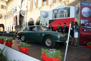 Foto 24 di 397: ASTON MARTIN DB6 1966