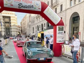 Foto 271 di 397: ASTON MARTIN DB6 1966