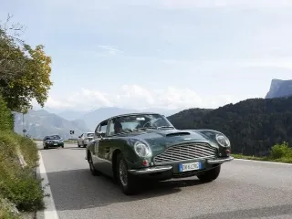 Foto 280 di 397: ASTON MARTIN DB6 1966