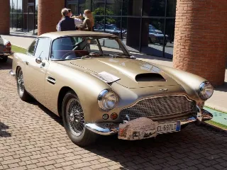 Foto 302 di 397: ASTON MARTIN DB6 1966