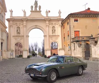Foto 332 di 397: ASTON MARTIN DB6 1966