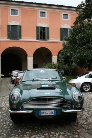 Foto 3 di 397: ASTON MARTIN DB6 1966