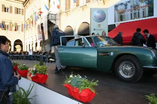 Foto 80 di 397: ASTON MARTIN DB6 1966