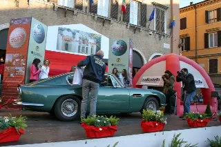 Foto 94 di 397: ASTON MARTIN DB6 1966