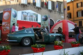 Foto 96 di 397: ASTON MARTIN DB6 1966