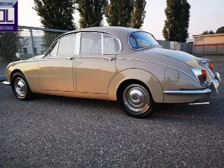 Foto 10 di 64: DAIMLER 2500 V8 SALOON RHD 1969